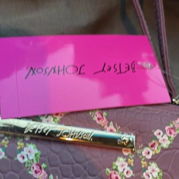 Betsey Johnson Floral wristlet mauve - Picture 3 of 7